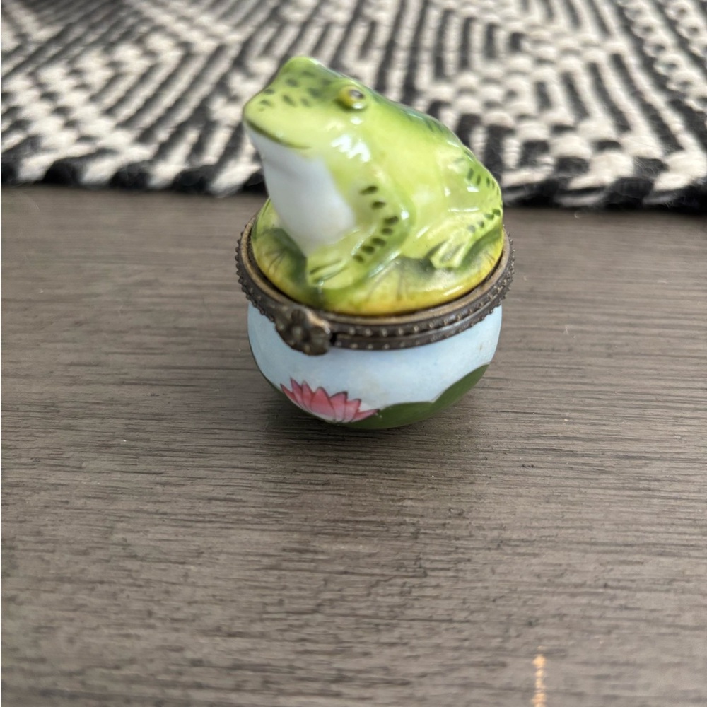 Charming vintage Green Frog Trinket Box